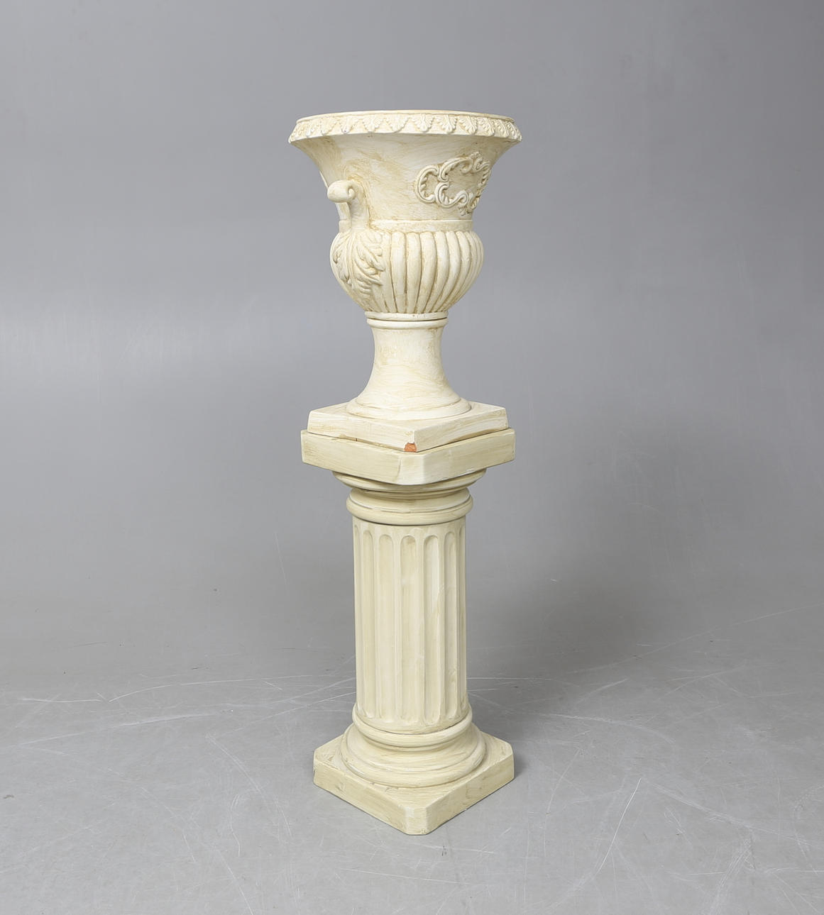 COLON/PEDESTAL WITH URN, ceramic.