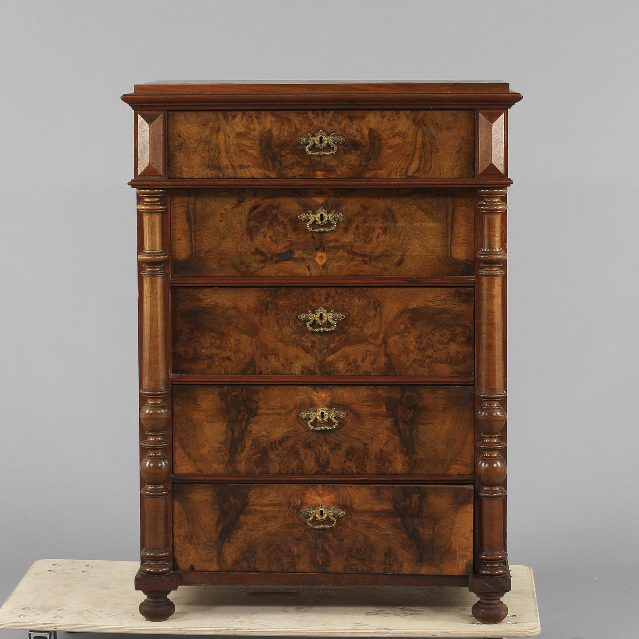 BYRÅ, nyrenässans, 1800/1900-tal.