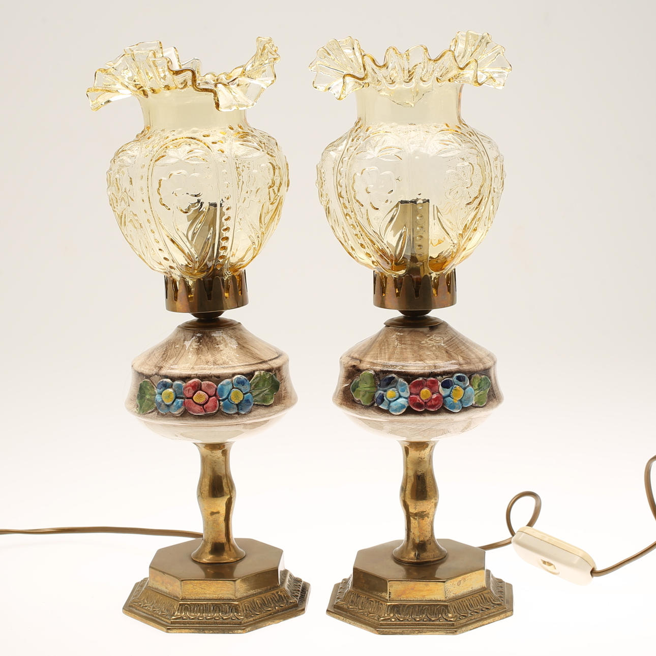 BORDSLAMPOR, mässing, glas och keramik.