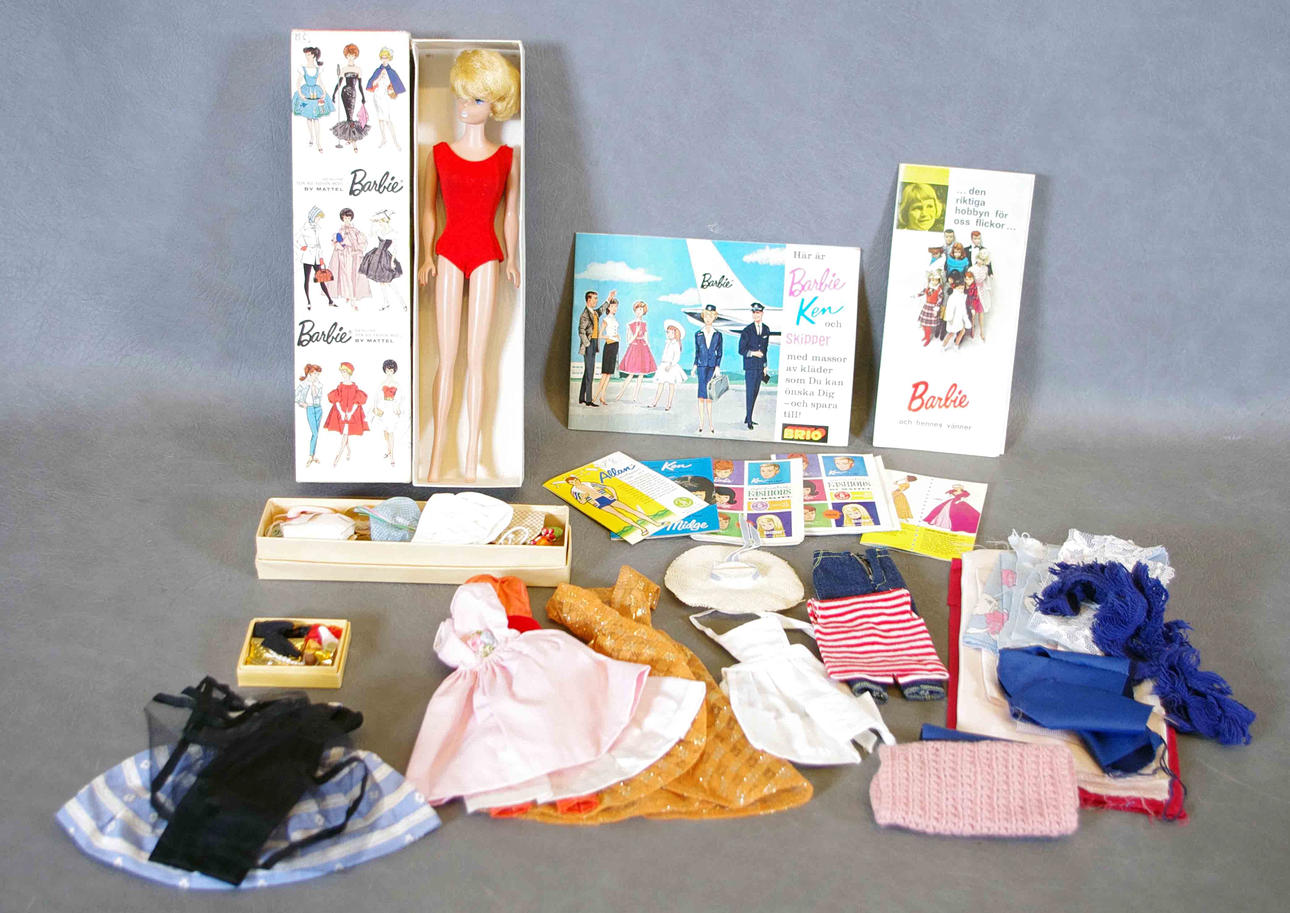BARBIEDOCKA MED TILLBEHÖR.