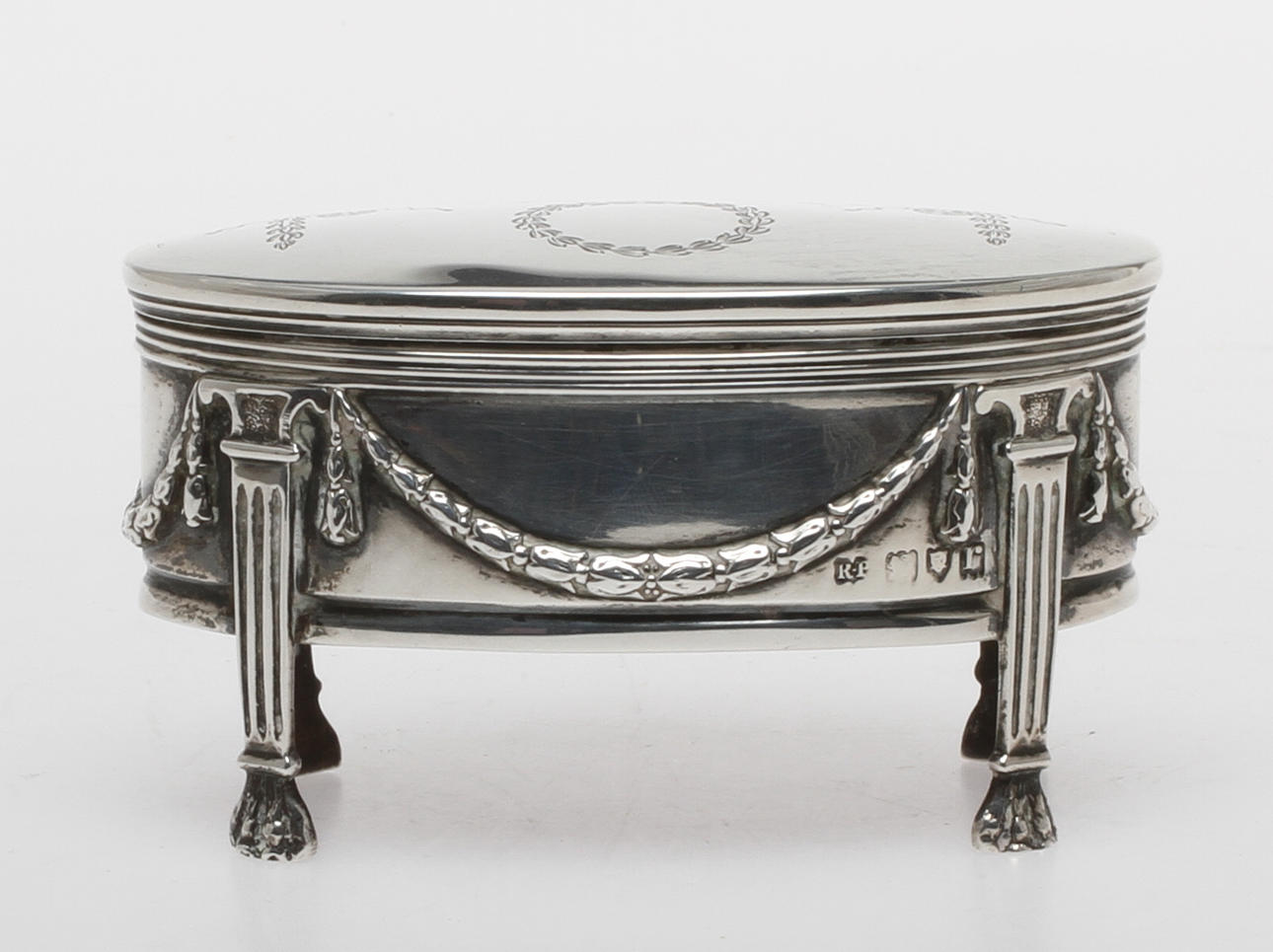 DOSA, silver, Robert Pringle & Sons, London, 1912. Vikt 106 gram.