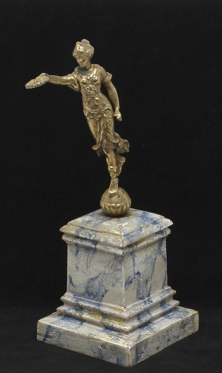 FIGURIN brons i form av Nike på marmorerad träsockel, 1900-tal.