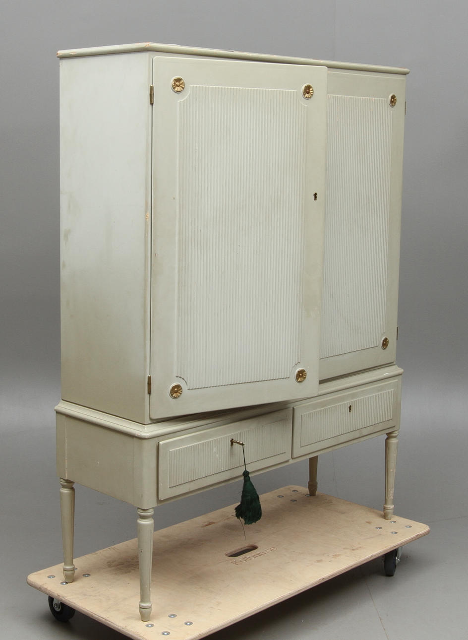 MATSALSSKÅP, gustaviansk stil, 1900-tal.