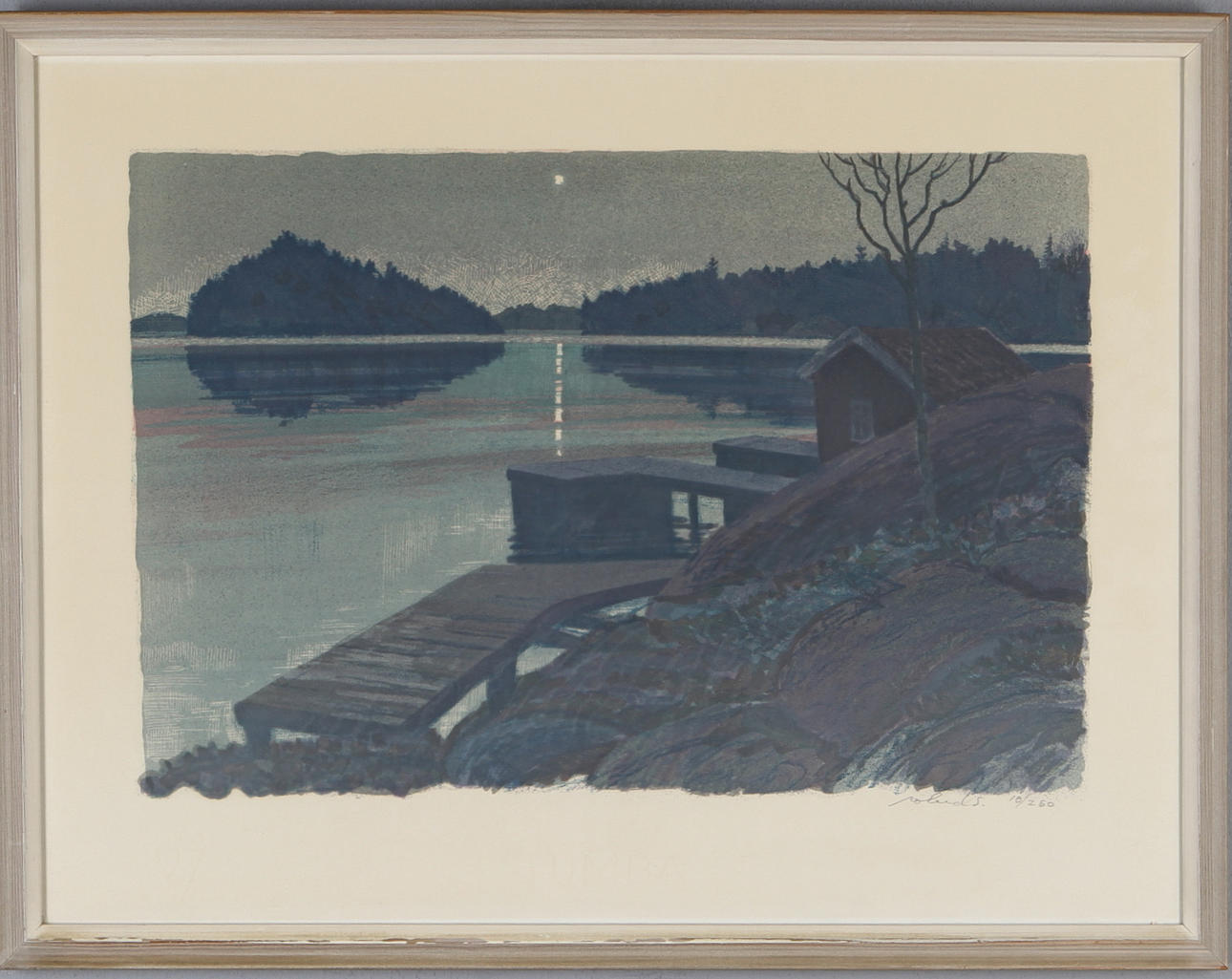 ROLAND SVENSSON. Kustmotiv med brygga, färglitografi, signerad samt numrerad 18/250.