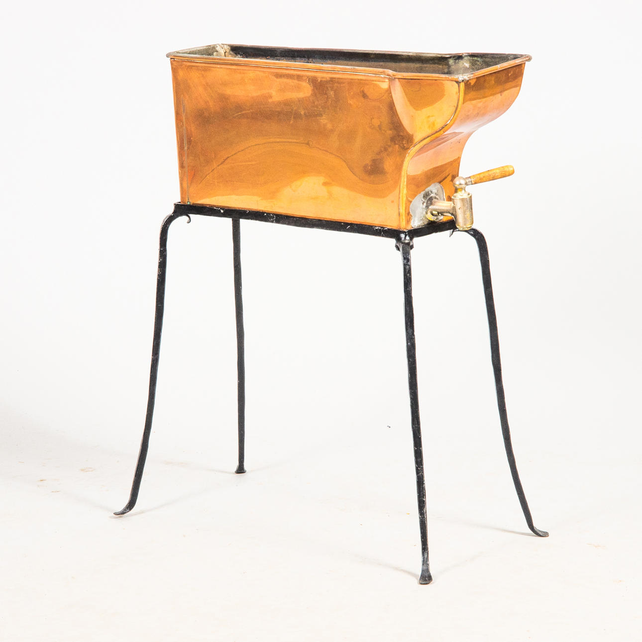 VASO CON GRIFO, cobre/forjado.