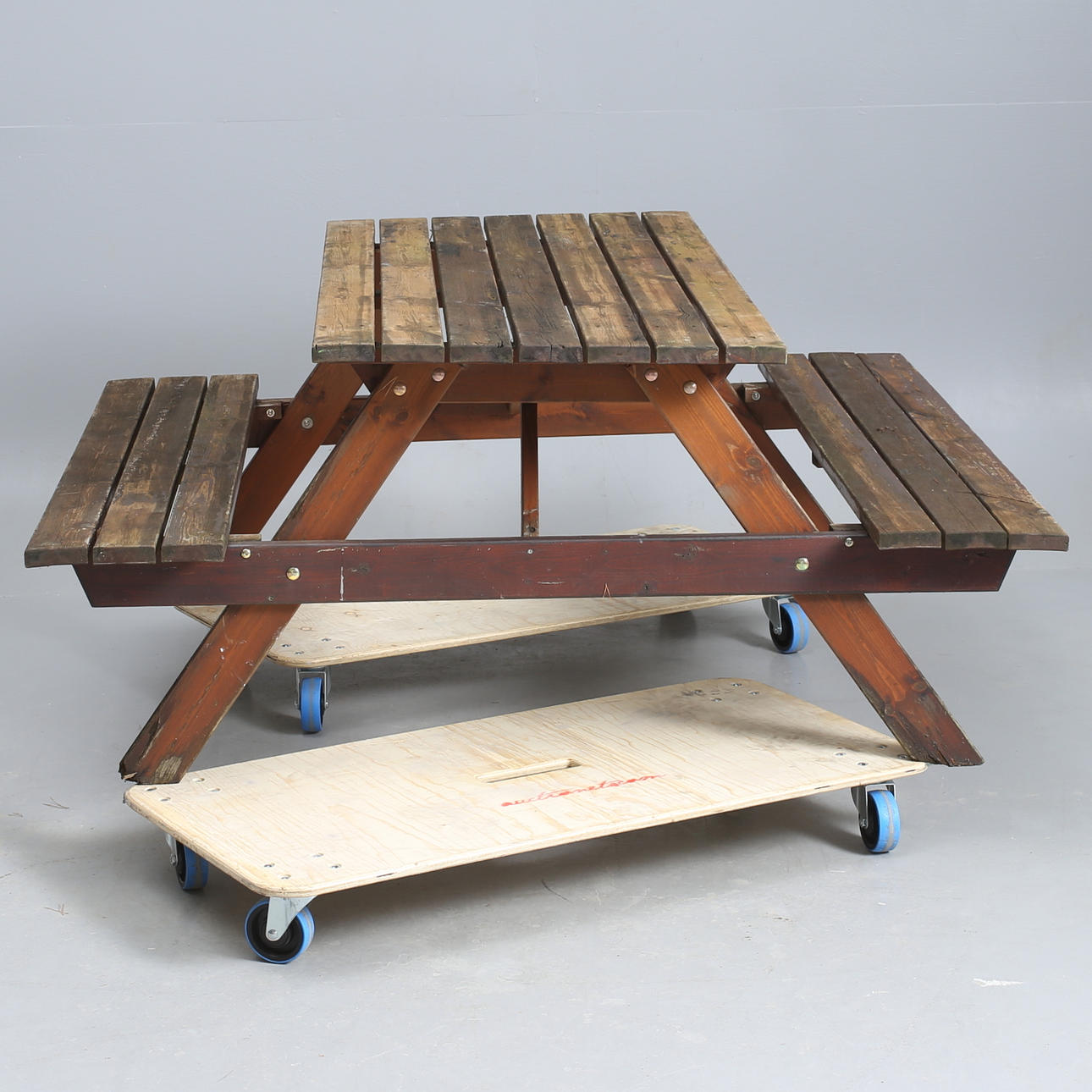 ULKOKALUSTEET, penkki pöydällä, puuta.