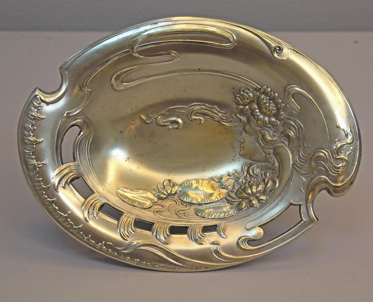 VAS, SIGILLSTAMP OCH UPPLÄGGNINGSFAT, 3 delar, nysilver/vitmetall, jugend.