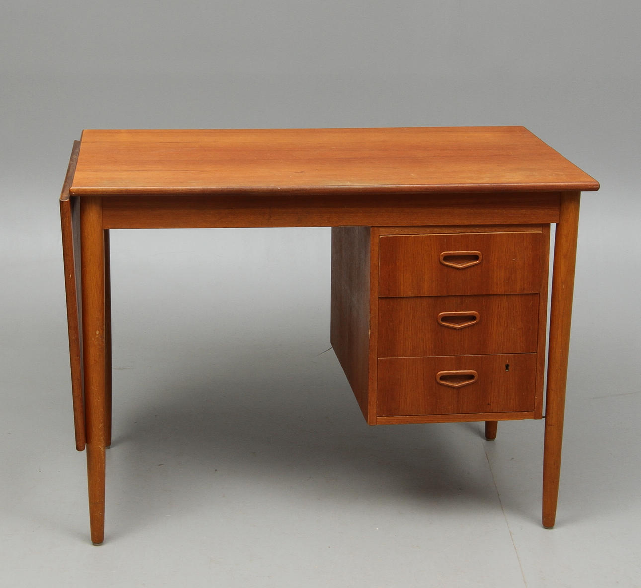 SKRIVEBORD, med klap, teaktræ, 20. århundrede.