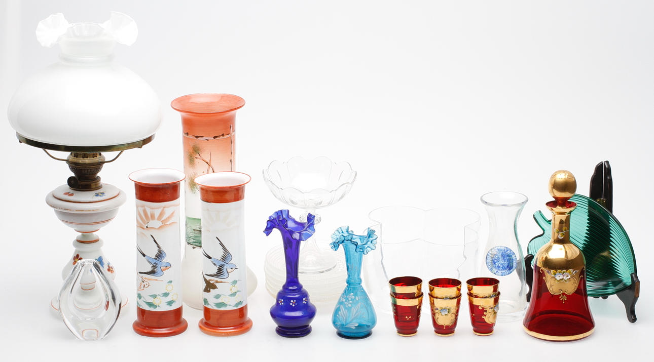 GLASFÖREMÅL, bl.a. Orrefors, Kosta Boda, Nuutajärvi, 1900-tal.