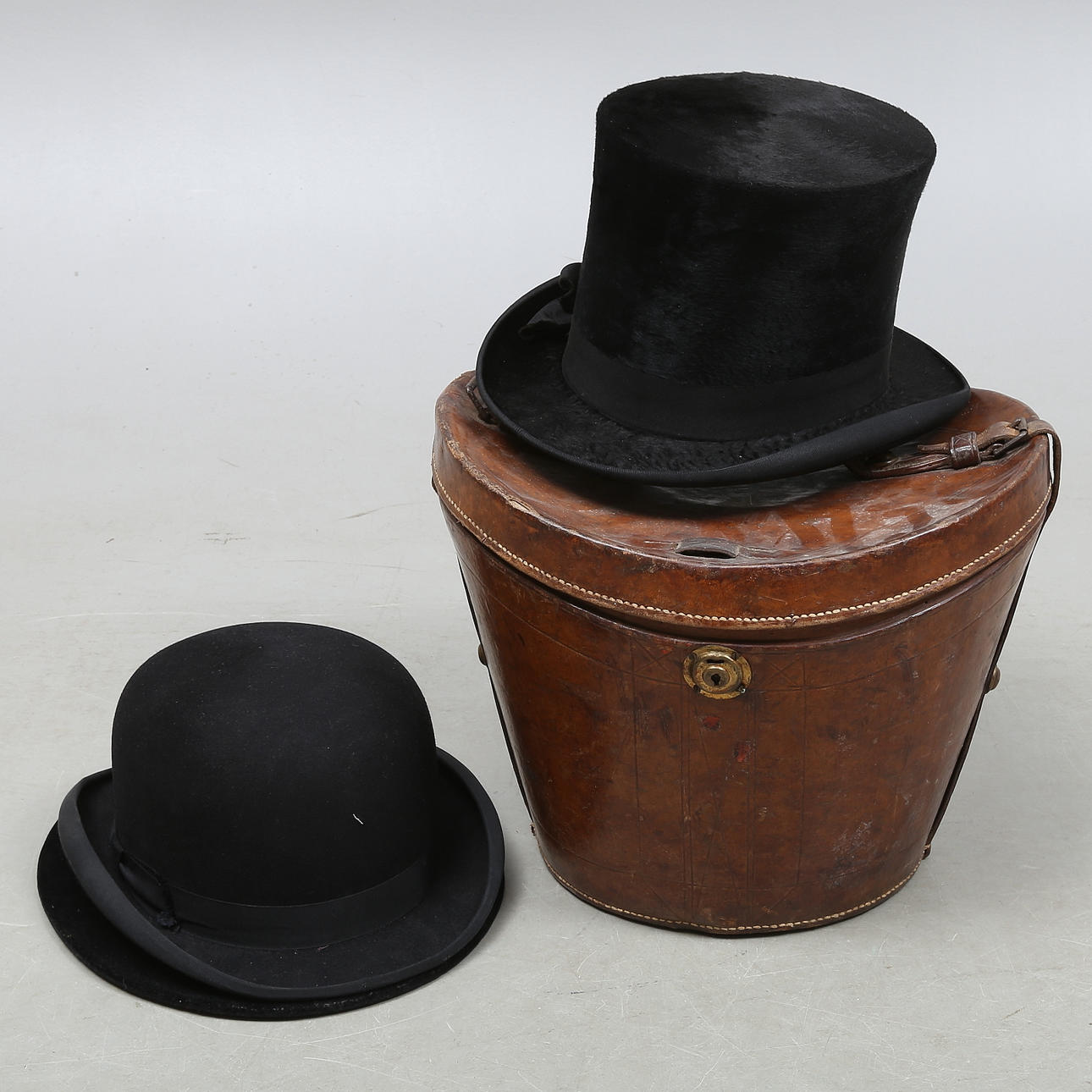 HAT CASE, leather, TOP HAT, PLUM TOP, 1900s.