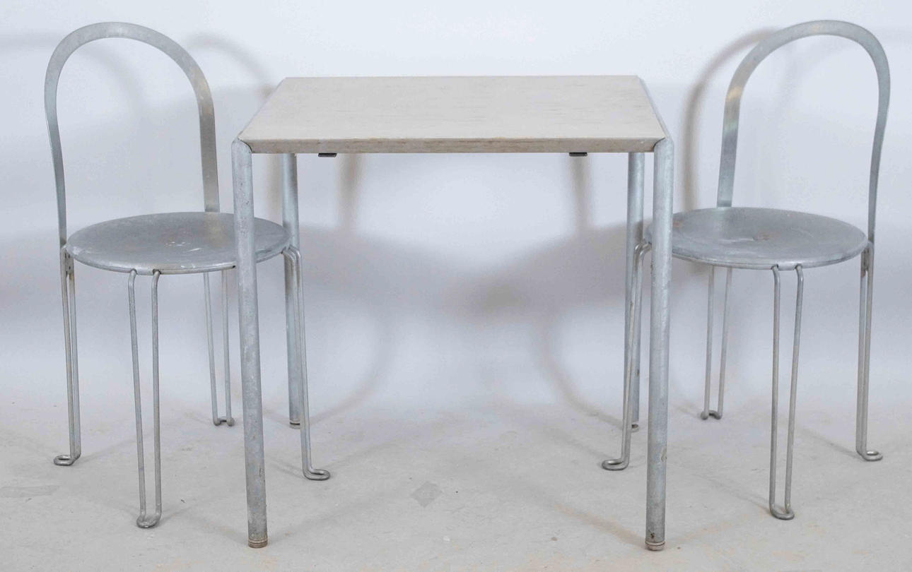 TRÄDGÅRDSMÖBLER, metall, 2 stolar samt bord.