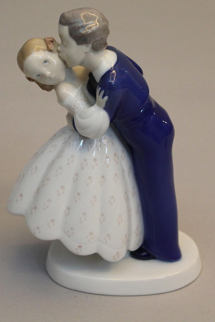 FIGURIN, "Första kyssen", Bing & Gröndahl, Danmark.