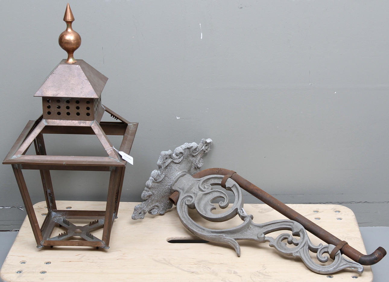 GATULYKTA MED VÄGGFÄSTE, koppar. 1900-talets andra hälft.