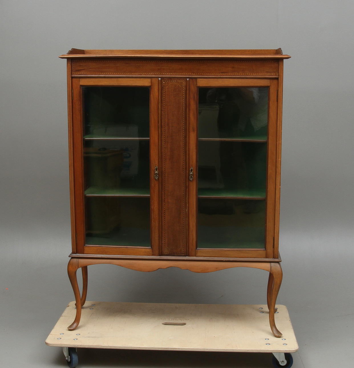 VITRINSKÅP, Louis XV-stil, 1900-tal.