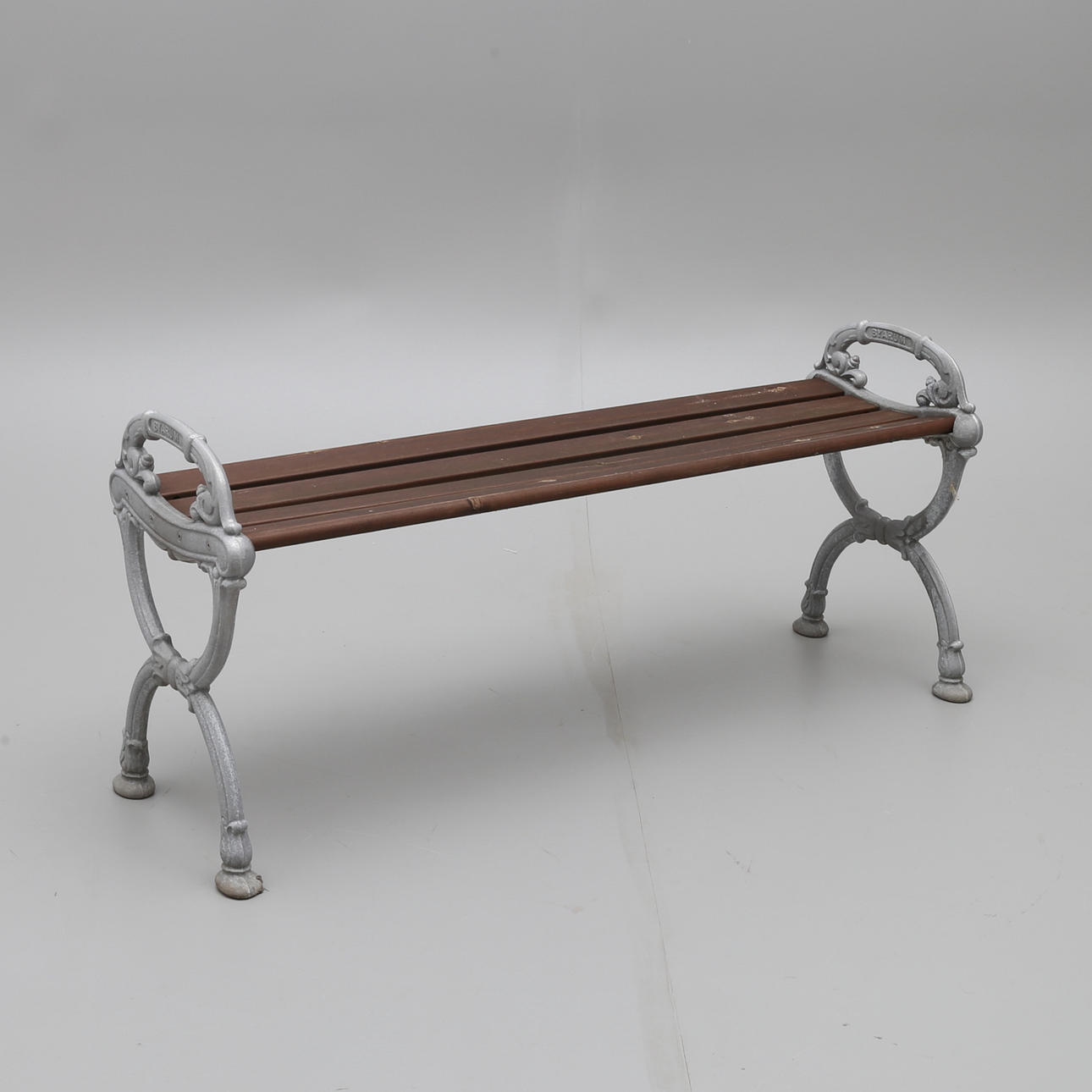 PUUTARHAPENKI, Byarum's Mill, valurautapäillä.