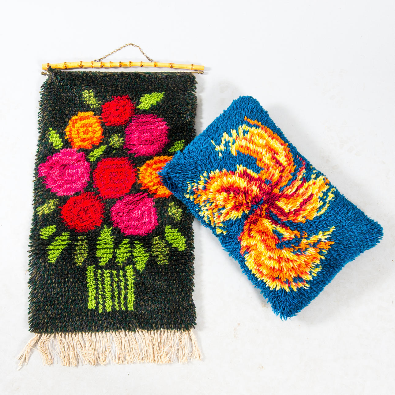 TAPET OG PUDE, rya, blomstermotiv.