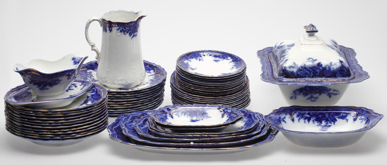 MATSERVIS, 57 delar, flintgods, "Roma", Royal Porcelain, Wedgwood, England.