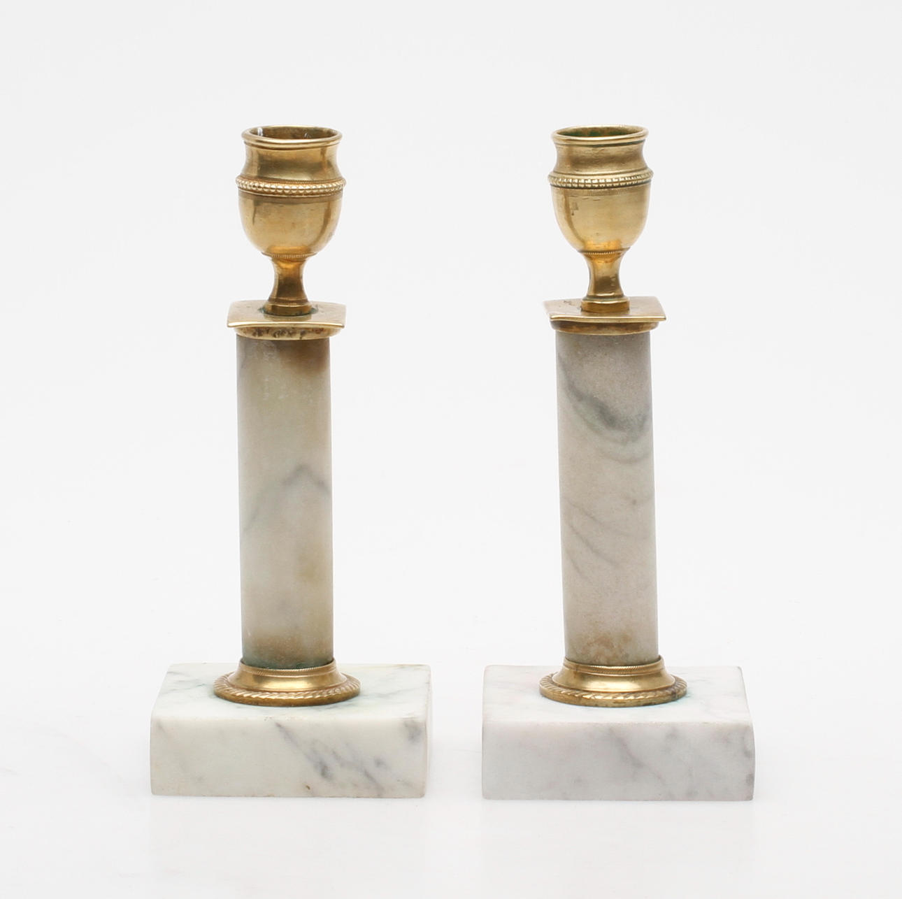 LJUSSTAKAR, ett par, snarlika, mässing och marmor, sengustaviansk stil, 1800-tal.