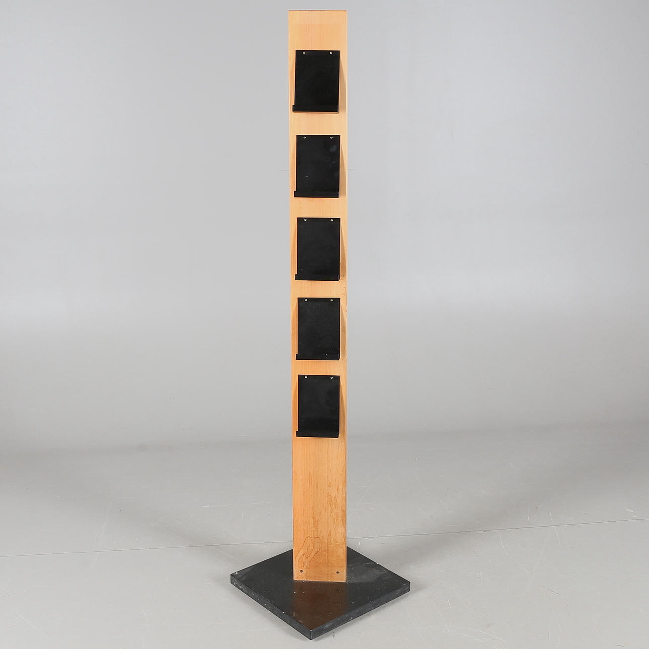 BROSCHYRSTÄLL, trä/metall, 19/2000-tal.