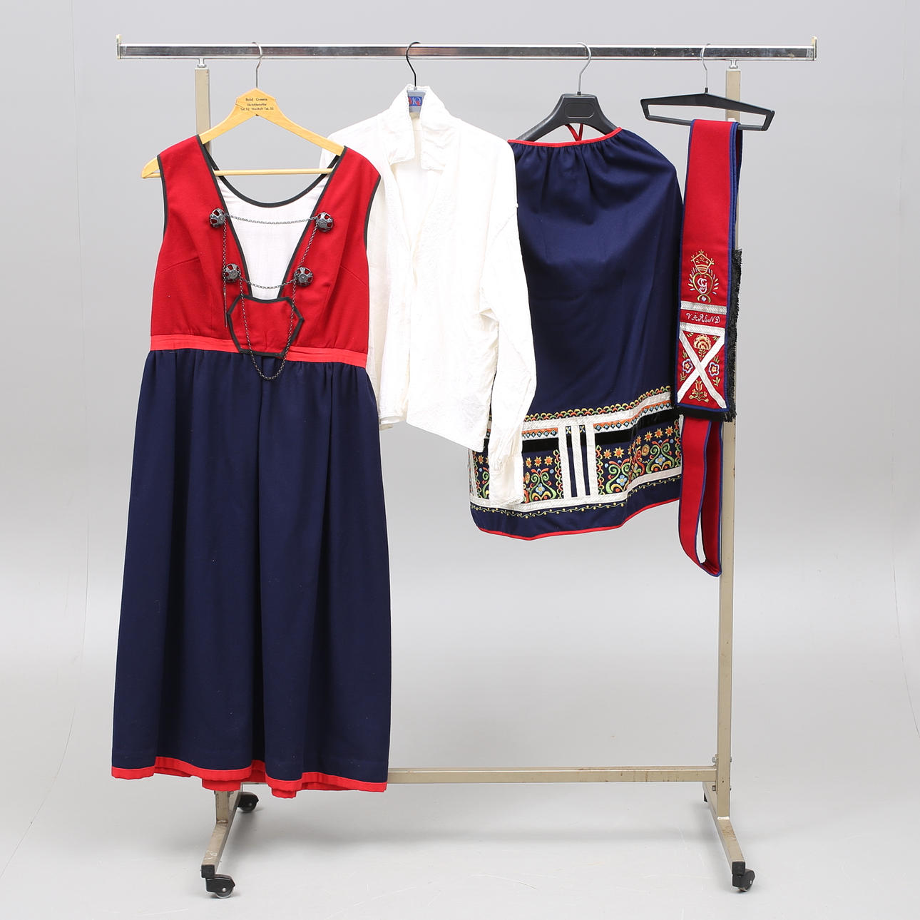 FOLKDRÄKT, Värendsdräkt, 4 delar.