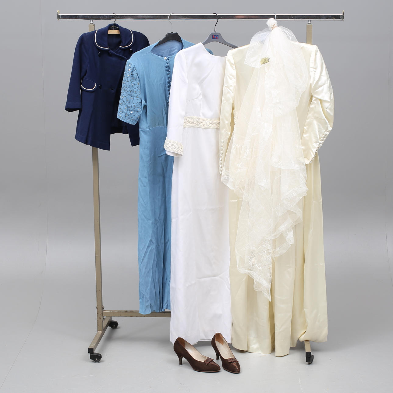 BRUDKLÄNNING, KLÄNNINGAR, BARNKAPPA, SKOR, 4 delar, 1900-tal.