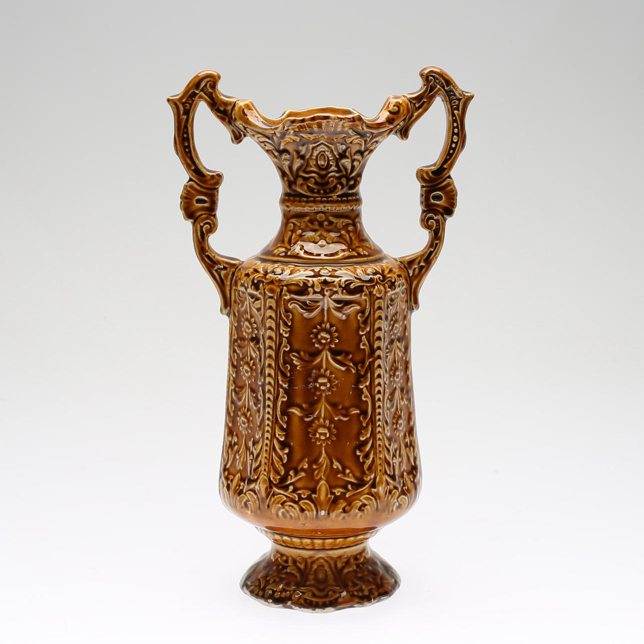 VAS, majolika, omkring år 1900.