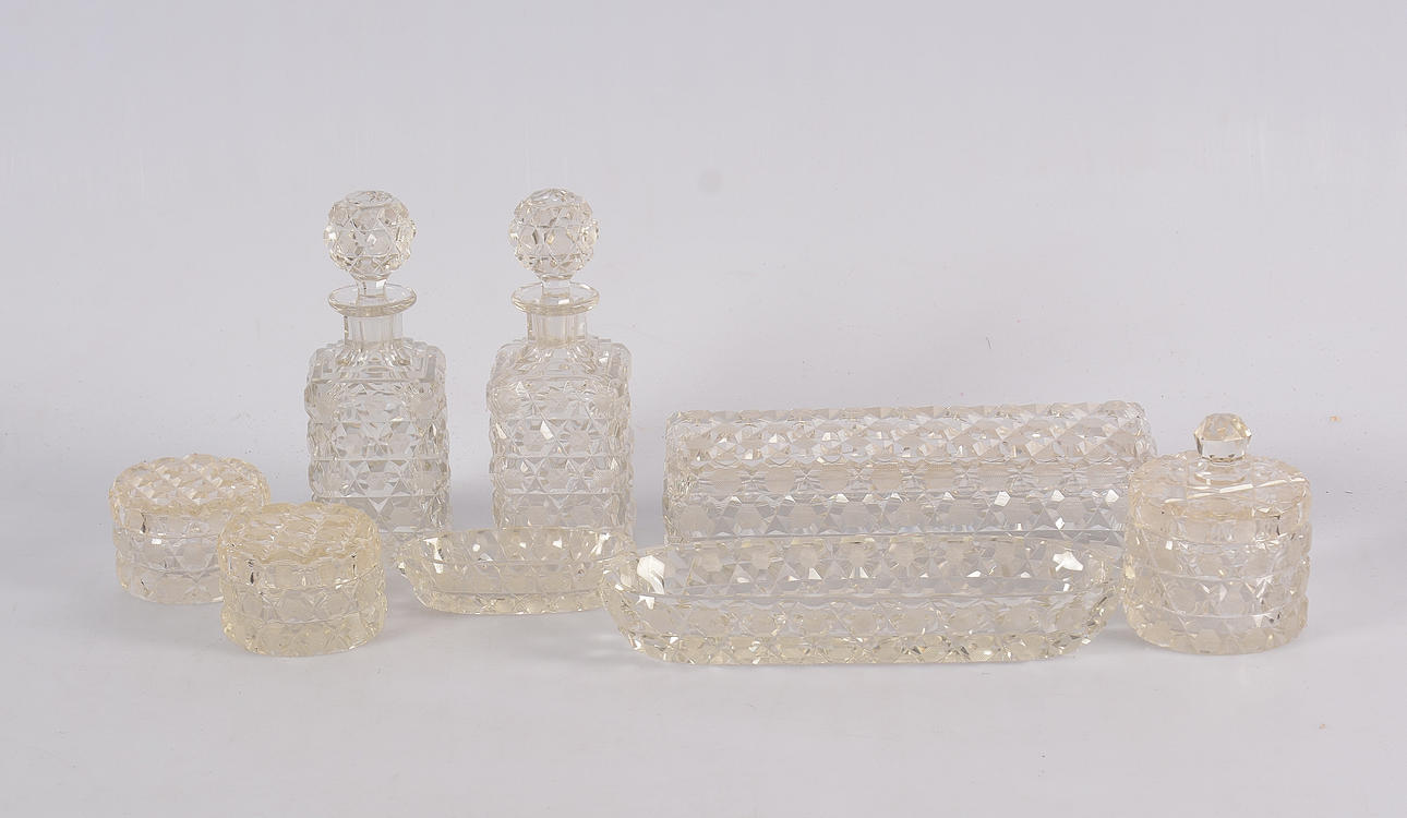 KRISTALLFÖREMÅL, 8 delar, 1900-tal.