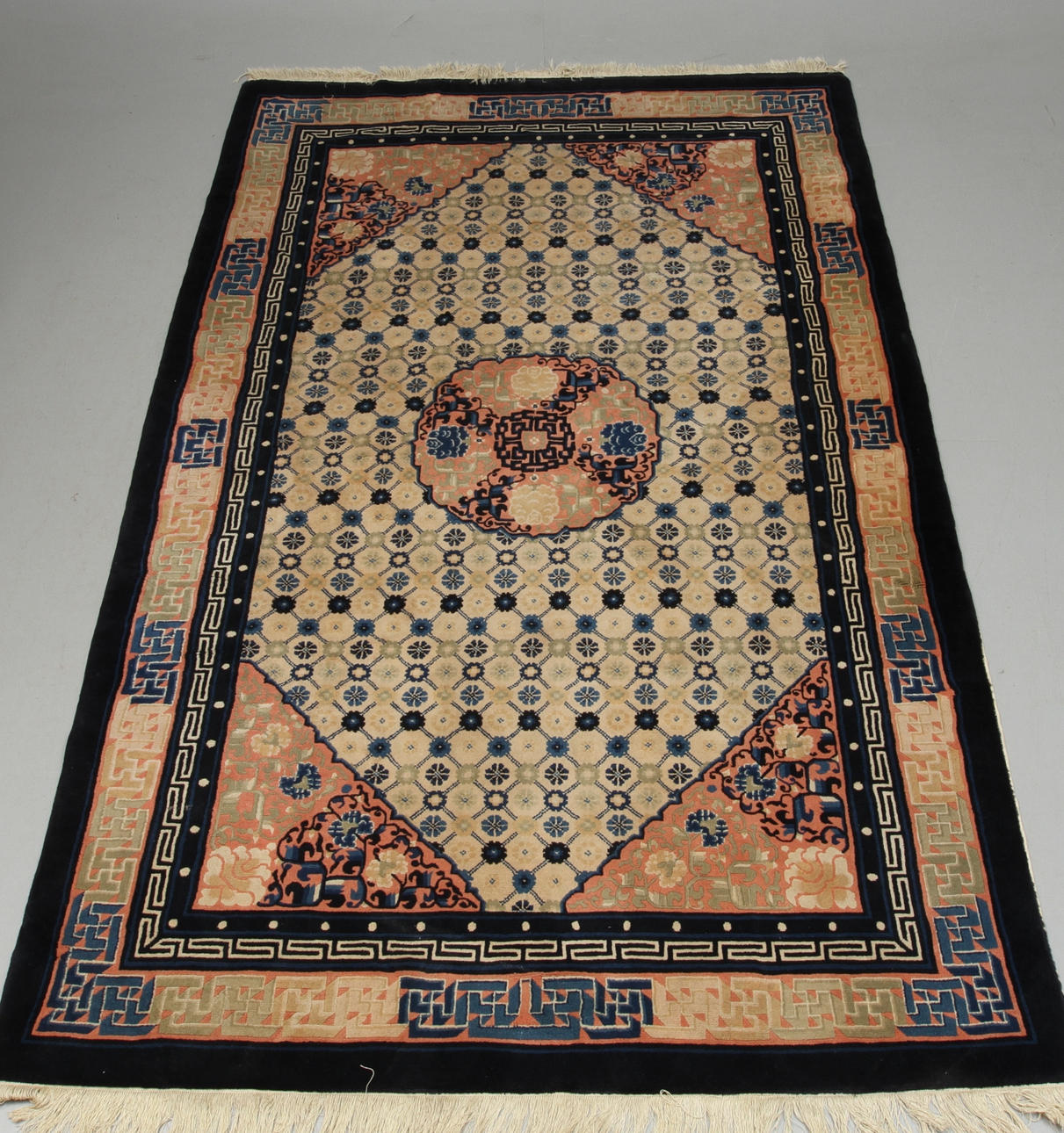 MATTA, Kina, ca 245 x 154 cm.