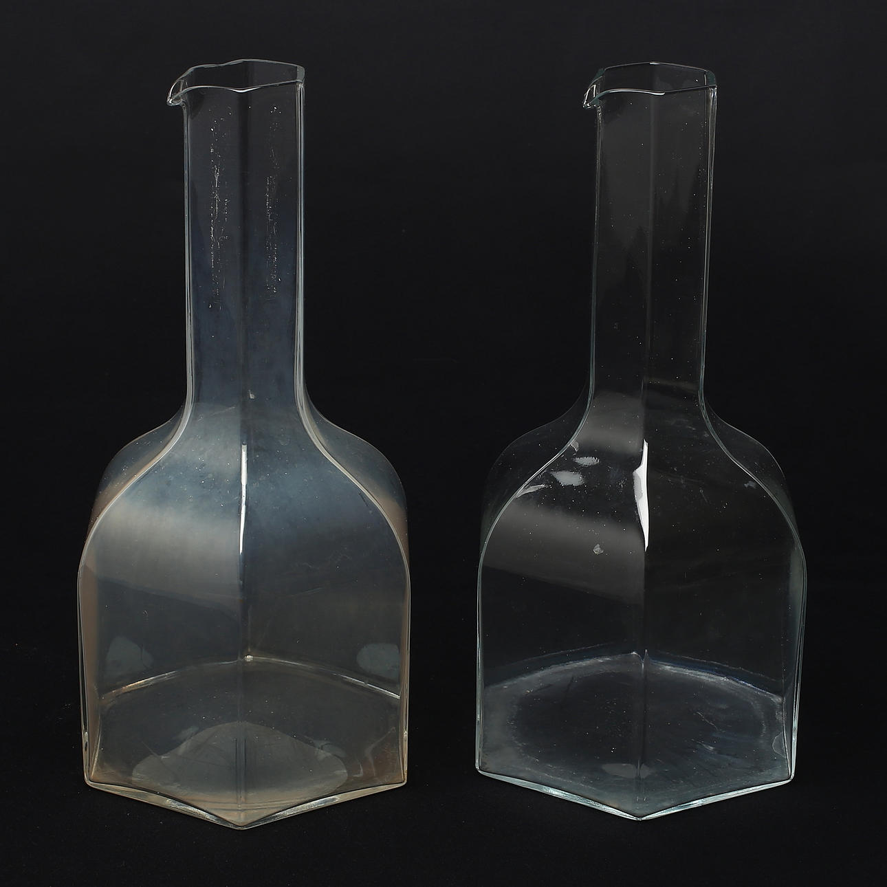 KARAFFER, 2 st, glas, "Oktav", Bertil Vallien, Kosta.