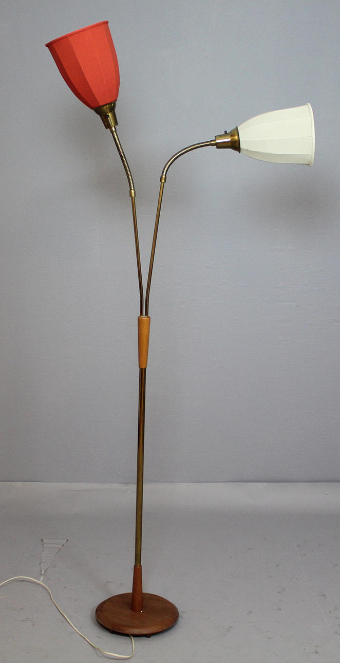 GOLVLAMPA i metall och teak, 1950-tal.