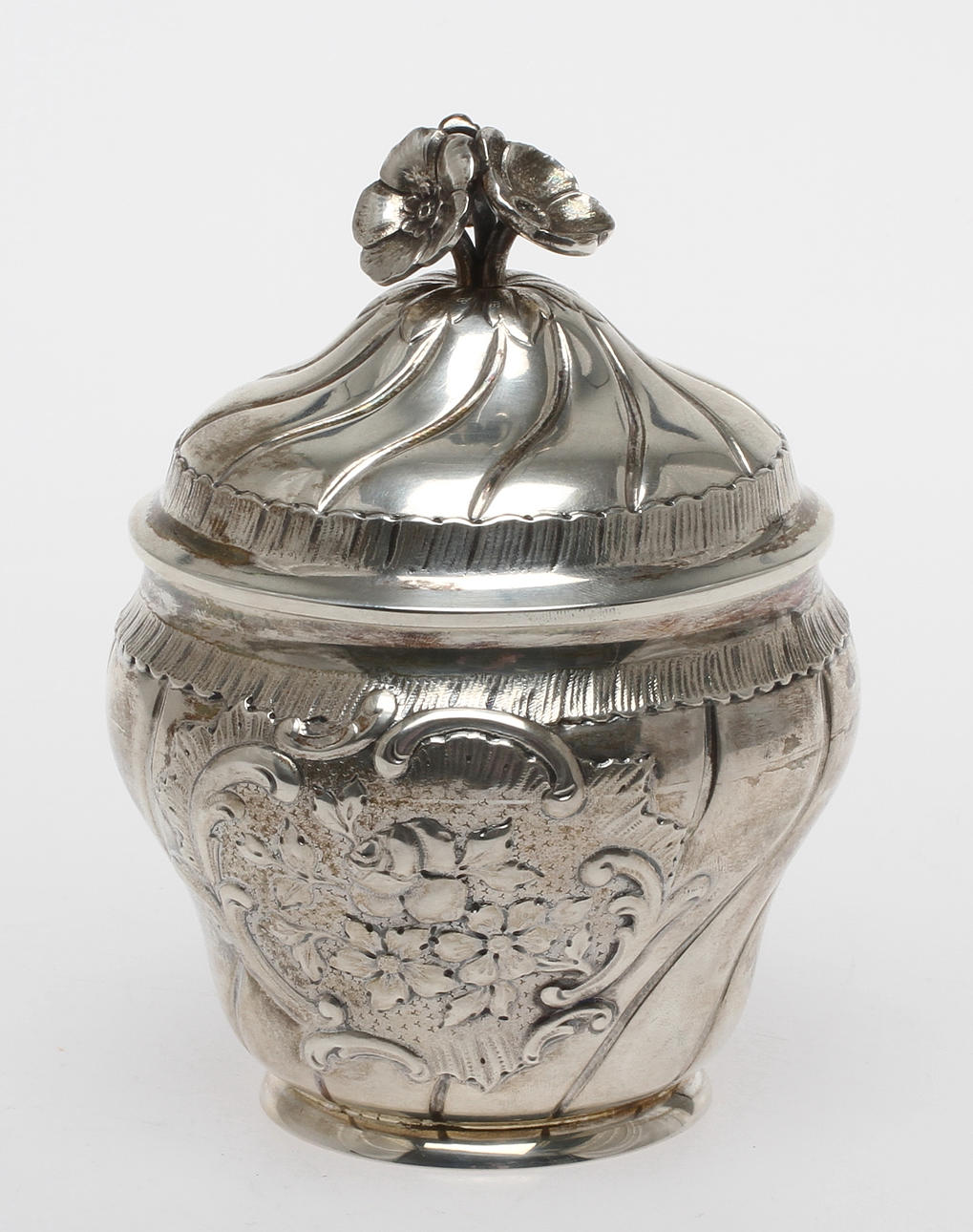 BONBONJÄR, silver, H Müller Stockholm 1921. Vikt ca 198 gram.