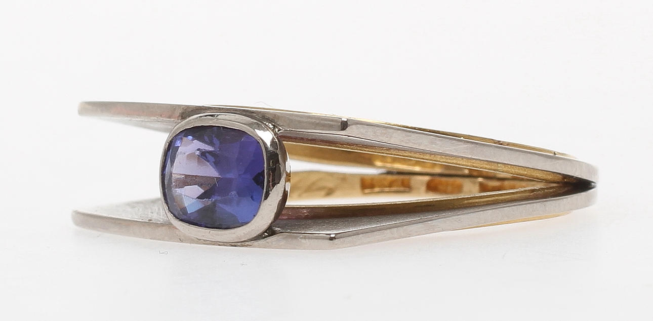 RING, 23k guld samt 18k vitguld med enligt uppgift tanzanit. Vikt 11,1 gram.