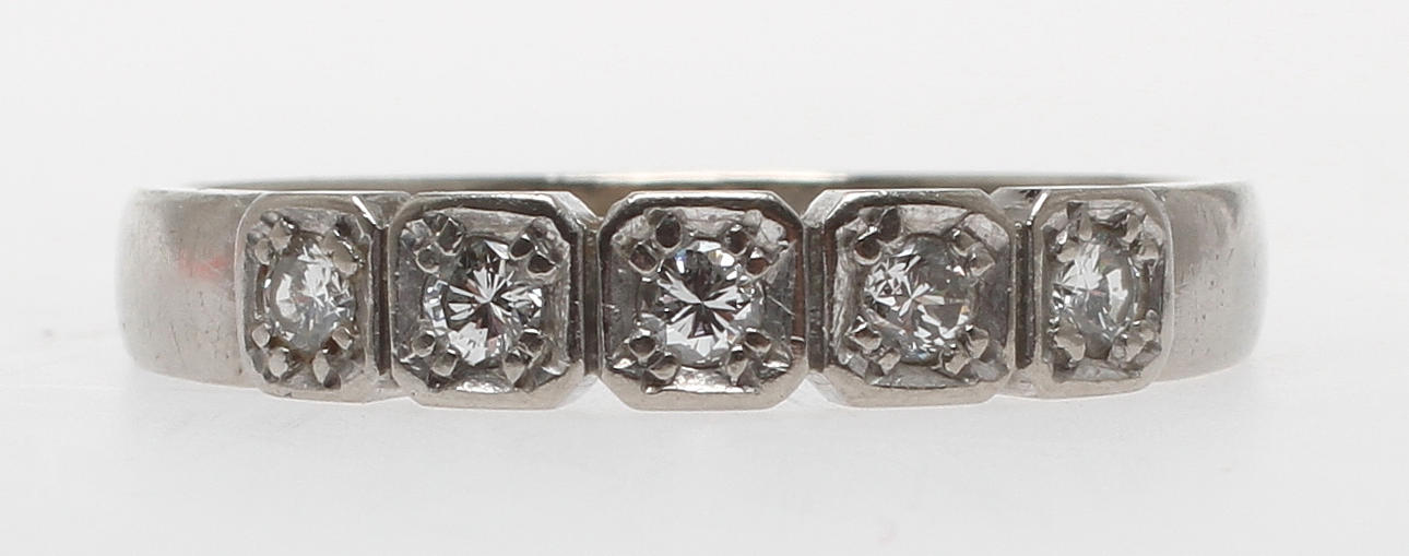 RING, 18k vitguld med briljanterdiamanter om tot enligt gravyr 0,23ct, MGAB Uppsala 1974. Vikt 4,6 gram.