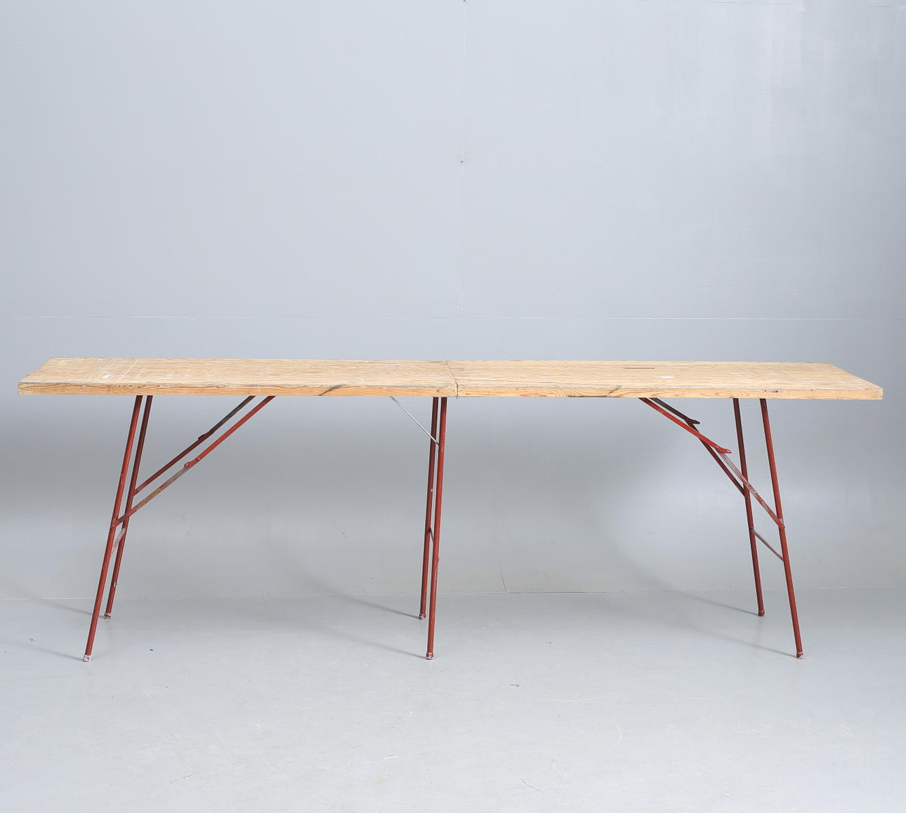 TAPETBORD, træplade og stålben.