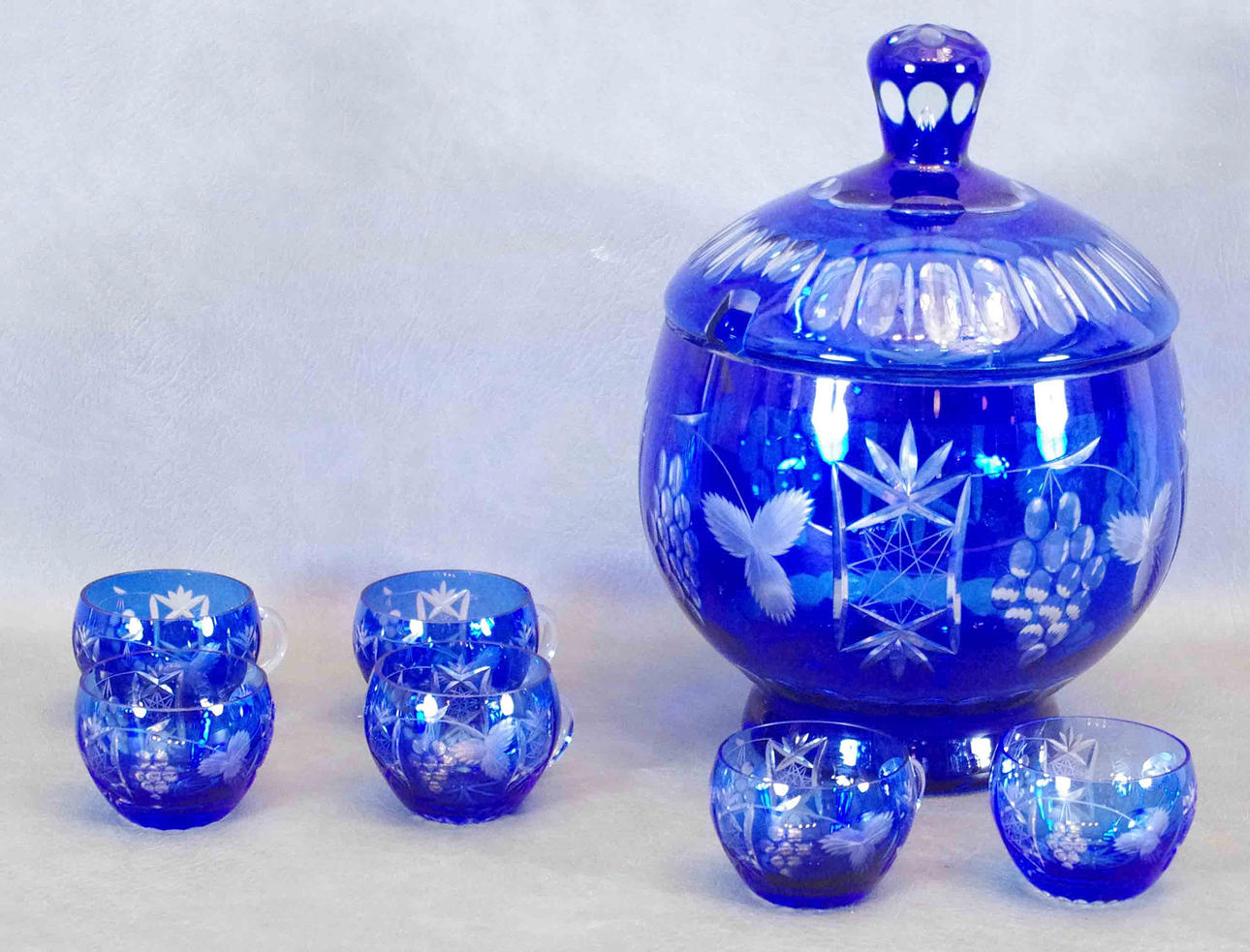 BÅLSKÅL MED 6 MUGGAR, Böhmisk kristall.