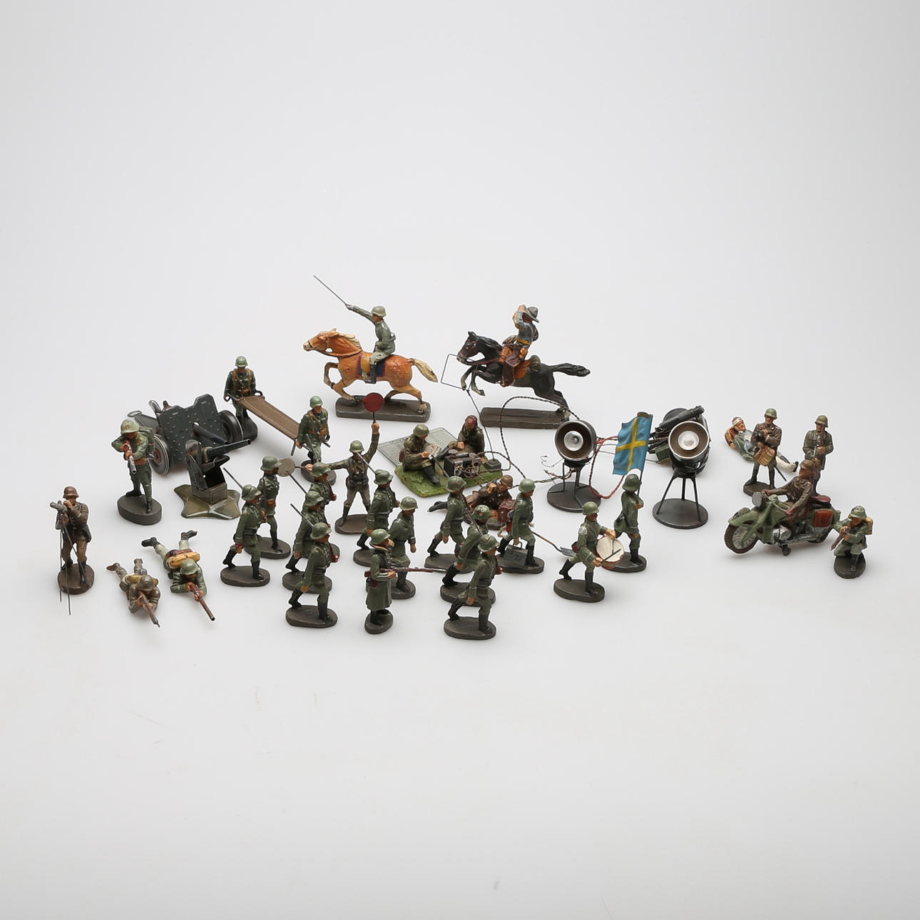 KRIGSLEKSAKER, ett parti, 1900-talets första hälft. Elastolin, mm.