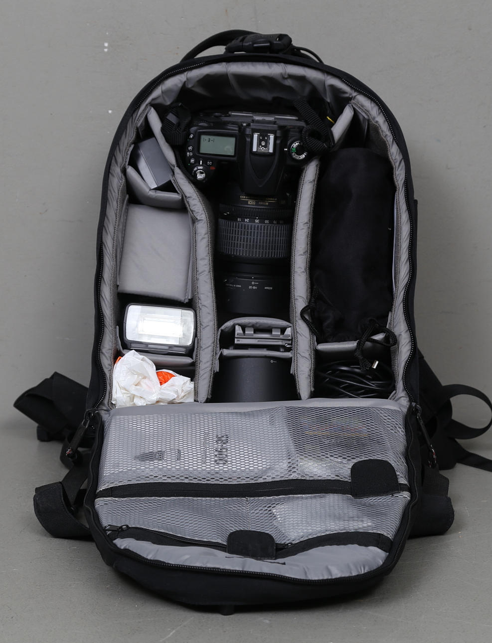 DIGITALE SYSTEMKAMERA, zwei Objektive, Blitz, Batteriegriff, D90, Nikon.