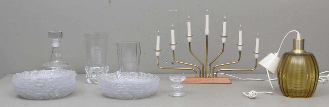 GLASFÖREMÅL, 1900-tal 16 delar samt belysning.