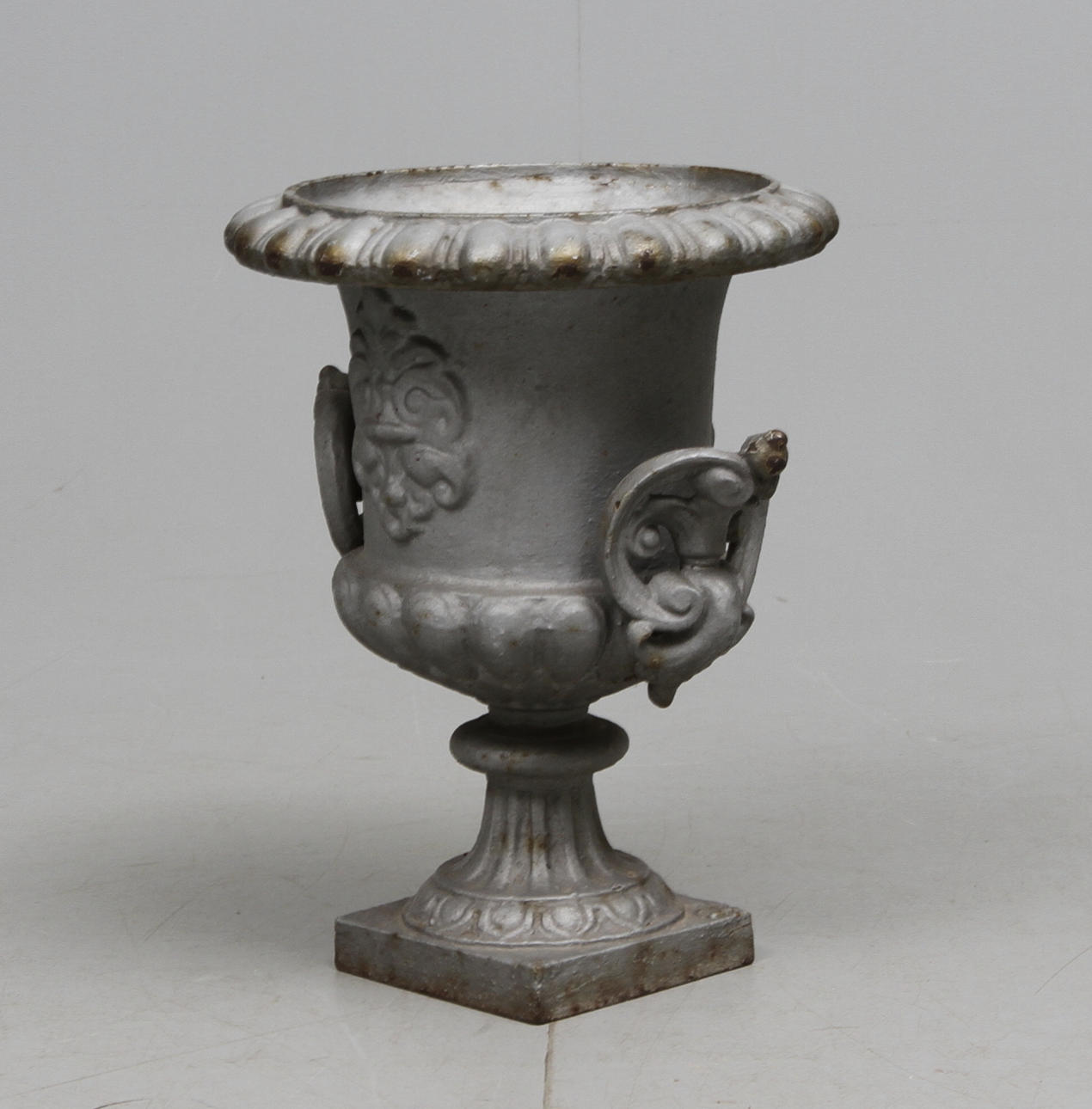 TRÄDGÅRDSURNA, gjutjärn.