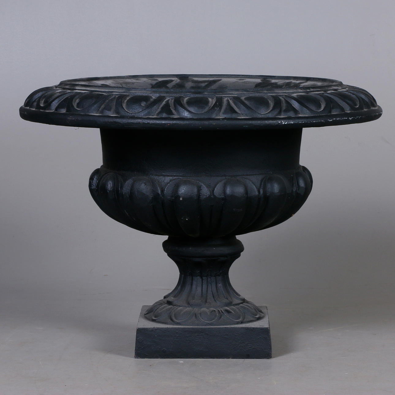 URNA, på fot, gjutjärn, samtida.