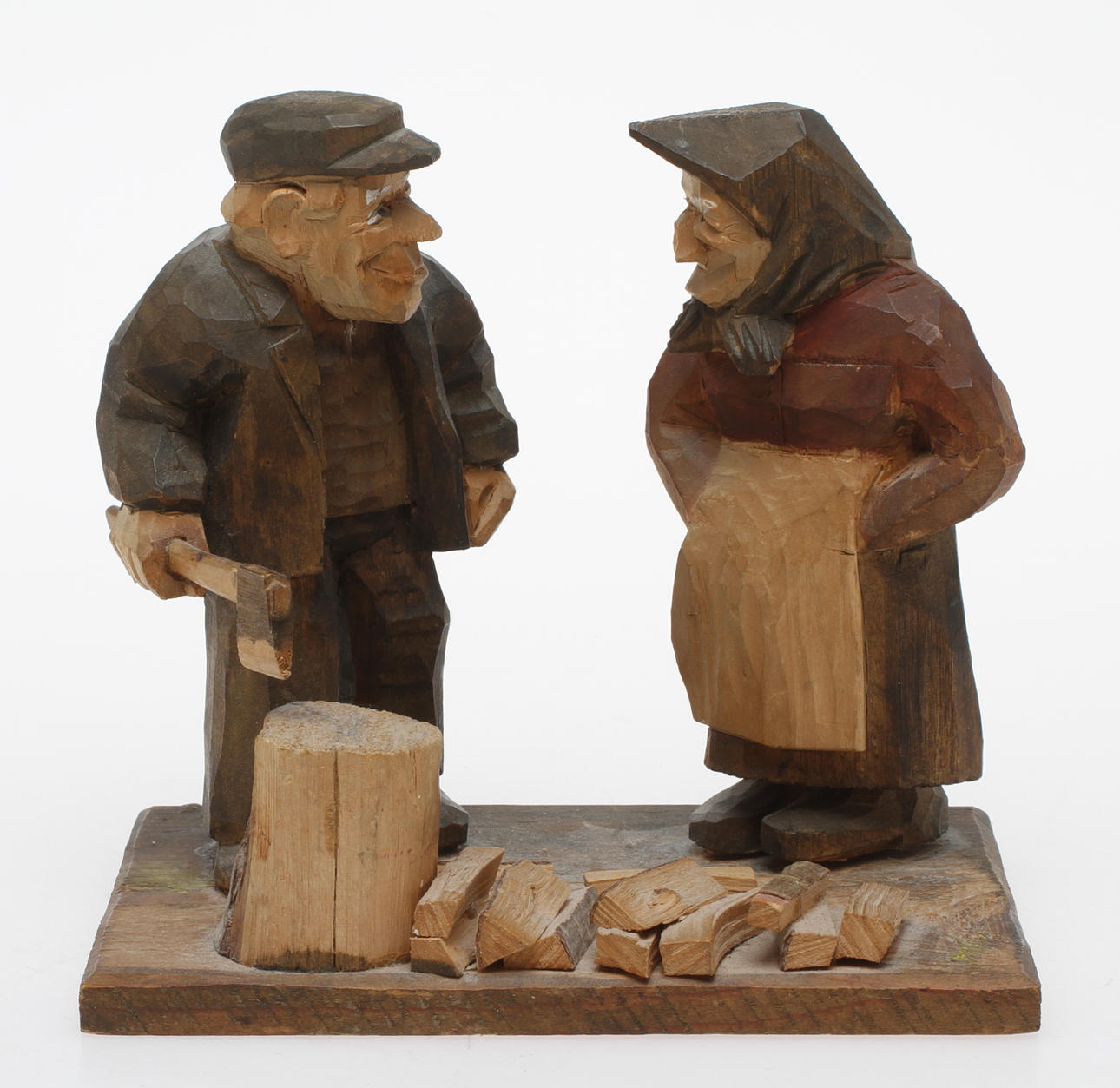 FIGURGRUPP, snidat och bemålat trä, signerad H G Hedin och daterad 1945.