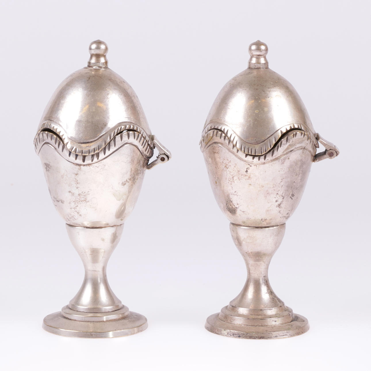 EIERBECHER, mit Deckel, Paar, Weißmetall.