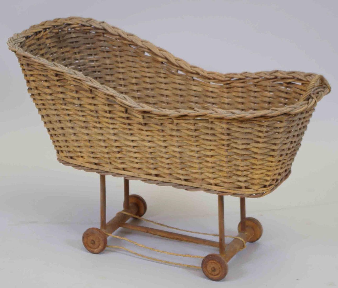 ÄLDRE DOCKSÄNG på hjul, rotting.