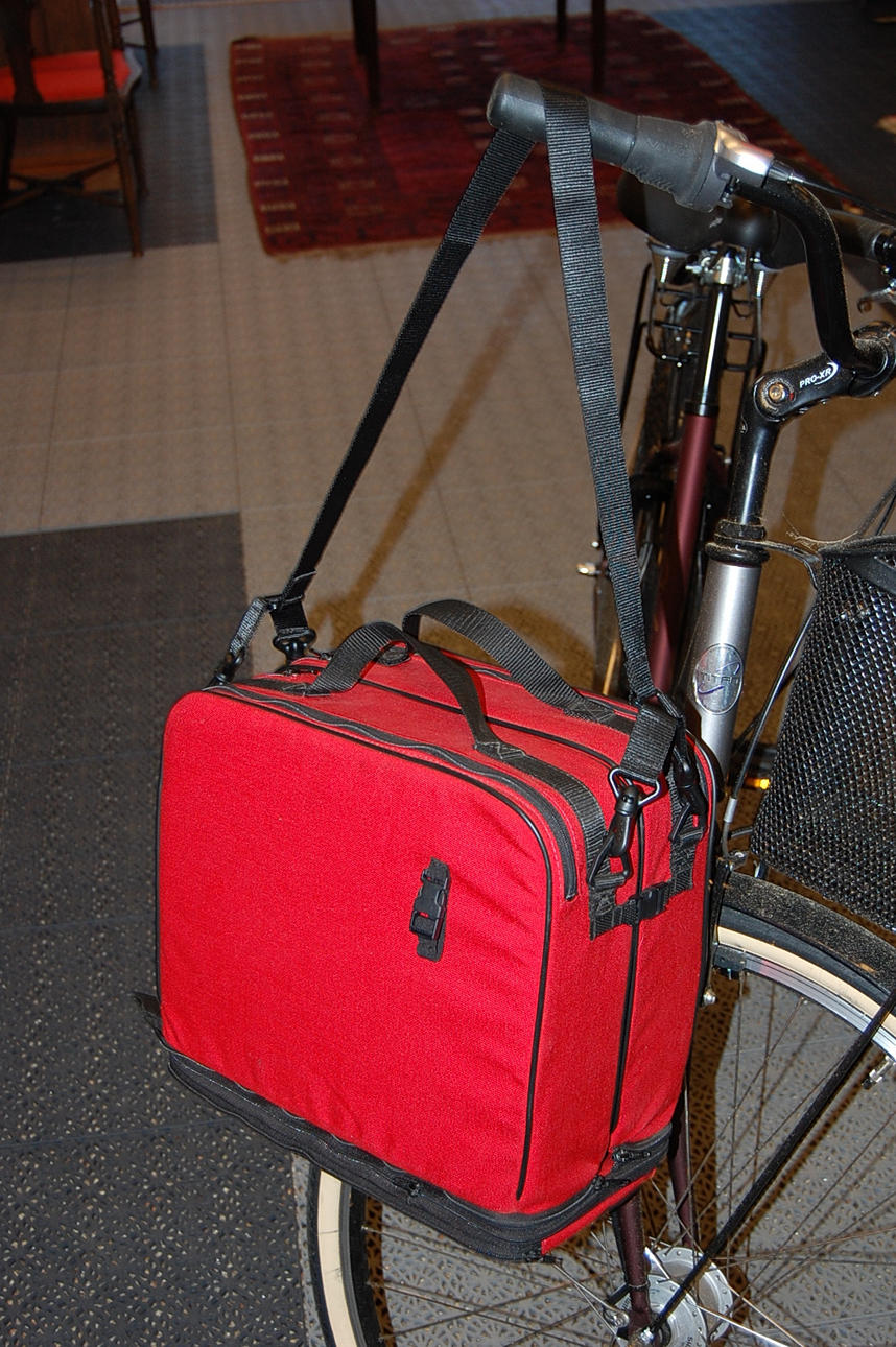 CYKEL/AXELVÄSKOR, 12 st nya i kartong ( röd ).