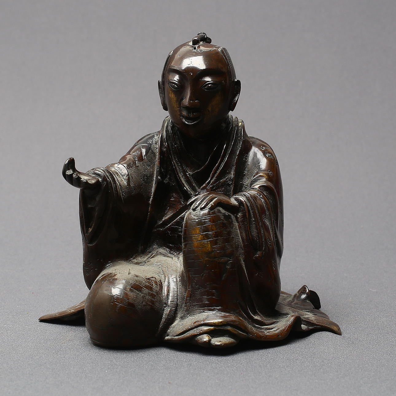FIGURA, bronce, hombre sentado, Japón.
