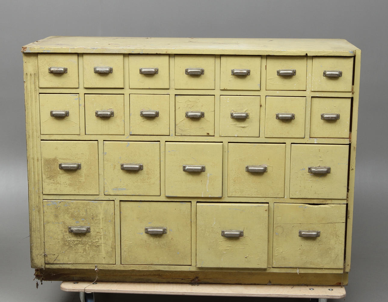 KÖPMANSDISK, bemålad, 1900-tal.