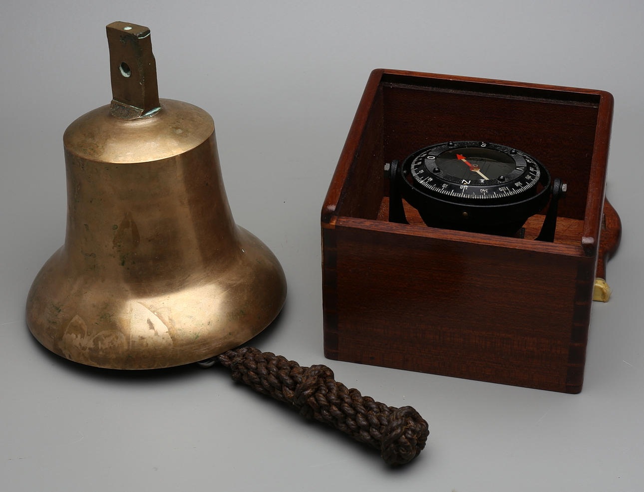 KOMPASS SAMT SKEPPSKLOCKA.