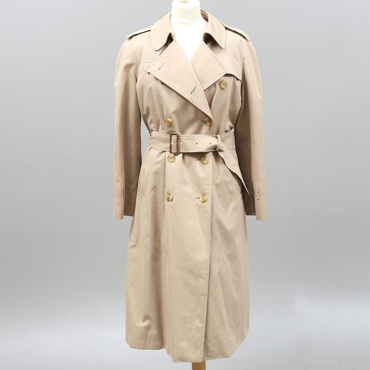 BURBERRY. Rock, så kallad trenchcoat, bomull och polyester, med avtagbart innerfoder i ull.