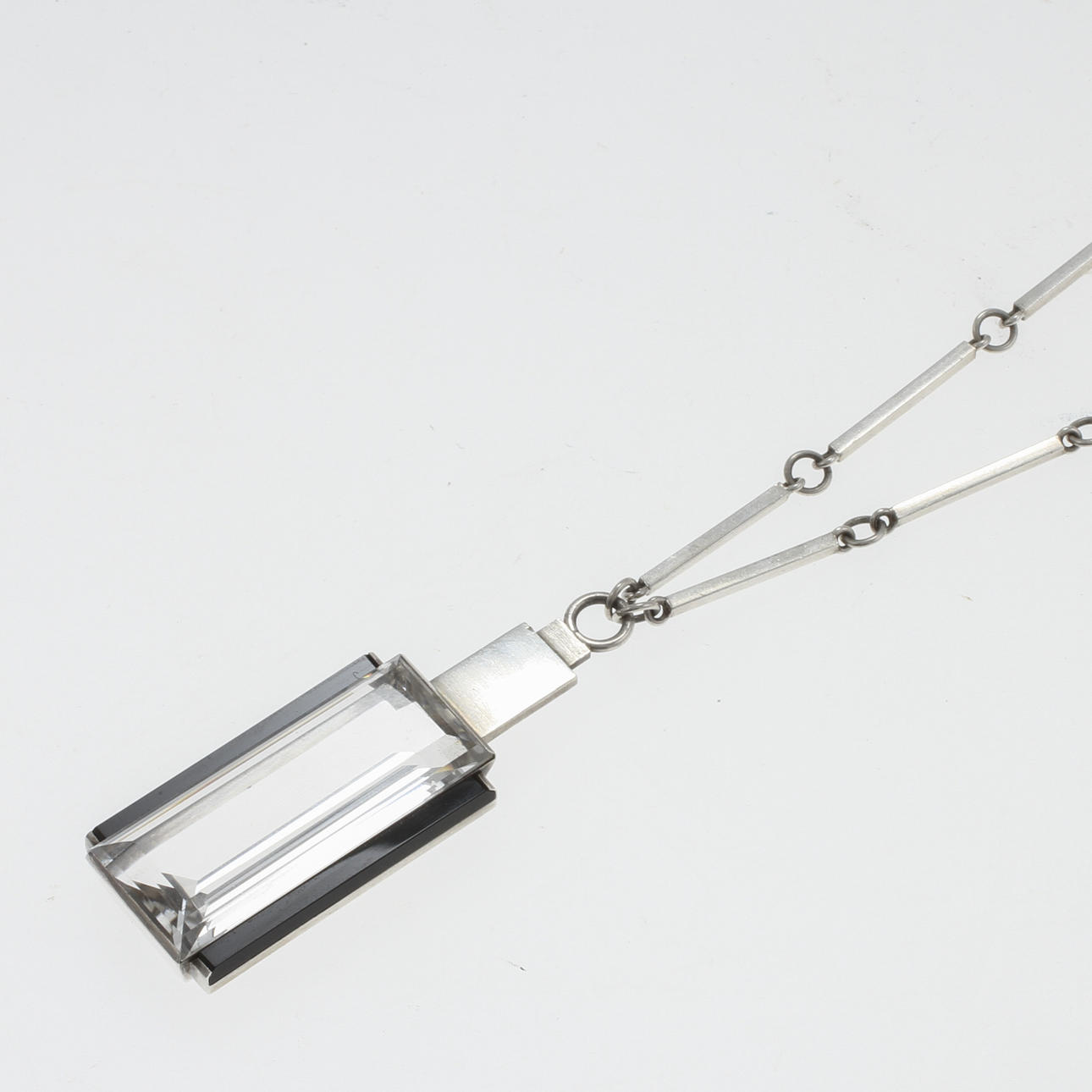 WIWEN NILSSON. Halssmycke, sterlingsilver med fasettslipad bergkristall och onyx, Lund 1937.