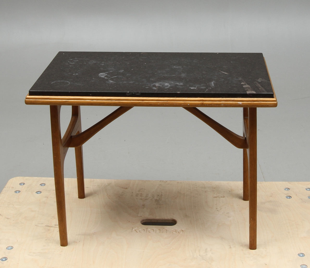 LAMPBORD med stenskiva, 1900-talets andra hälft.